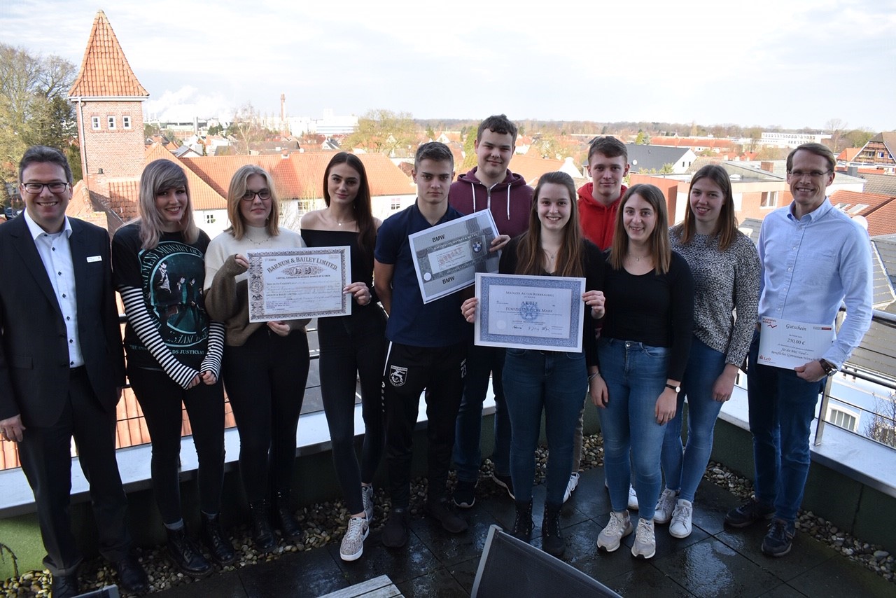 Schülerinnen und Schüler des Beruflichen Gymnasiums gewinnen beim Planspiel Börse